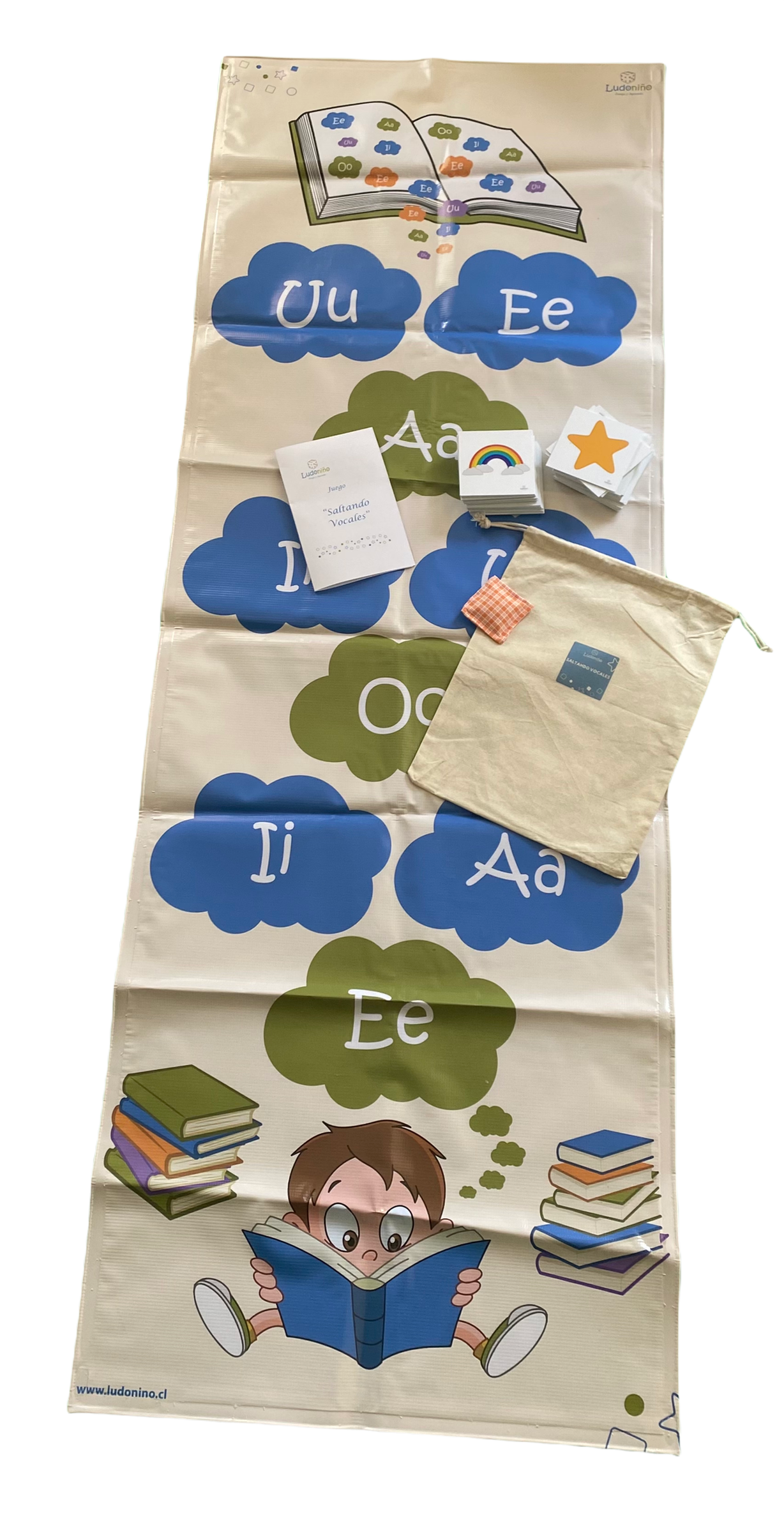 Juego Saltando Vocales de Ludoniño con alfombra, tarjetas y bolsa de tela para trabajar reconocimiento de vocales y lectura inicial.