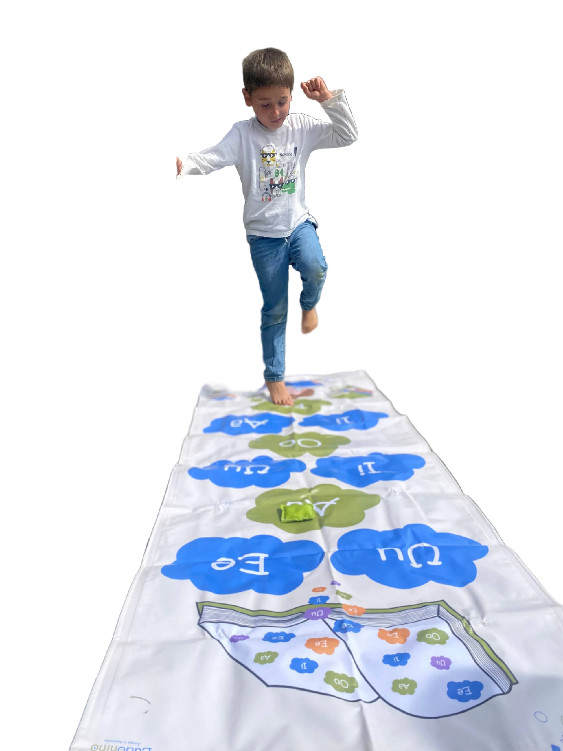 Niño usando el juego Saltando Vocales de Ludoniño para reconocer vocales y apoyar la lectura inicial mediante movimiento y juego.